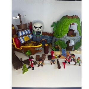 Lot of Jake & the Neverland pirates, Bucky ship, tiki‎ hideout, skull play set